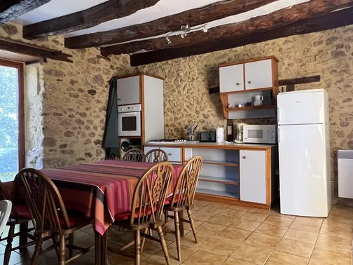 La cuisine et la table commune de Lou Cantou