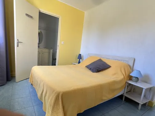 La chambre d'hôtes et son lit double