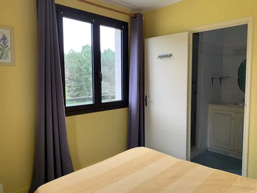 La chambre d'hôtes, sa fenêtre sur les arbres et sa salle d'eau