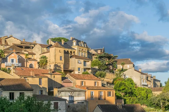 Les toits de tuiles et de lauze de Belvès étagés à flanc de colline