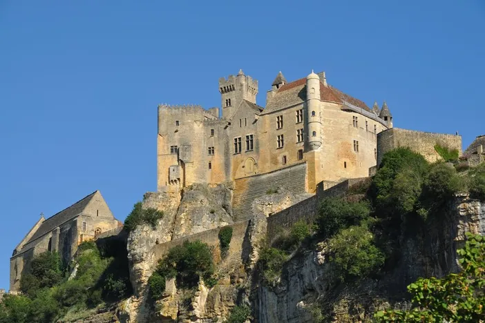 Le château fort de Beynac dressé sur sa falaise au-dessus de la Dordogne