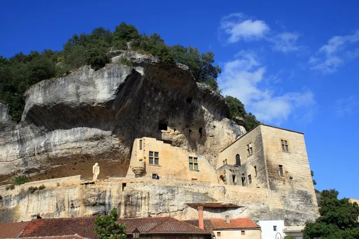 La falaise et les abris sous roche des Eyzies, au-dessus du musée national de Préhistoire