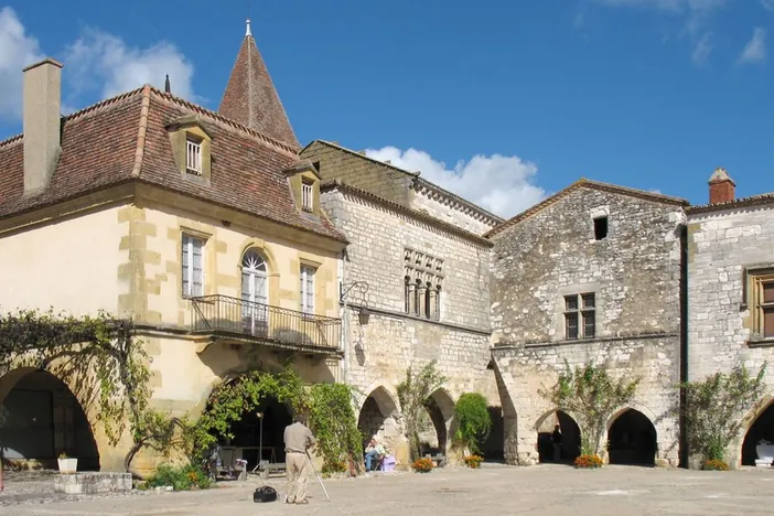 La place centrale à arcades de la bastide de Monpazier