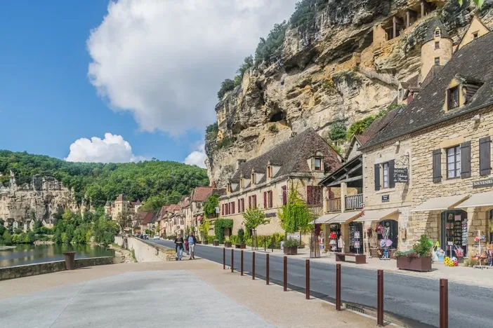 Les maisons de La Roque-Gageac serrées entre la falaise et la Dordogne