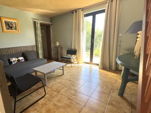 Le salon du Fournil ouvrant sur la terrasse