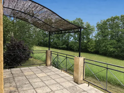 La terrasse couverte du Fournil et sa pergola