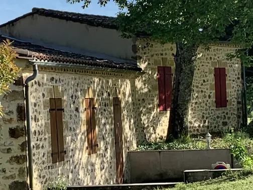 La façade en pierre des Lilas et son jardin