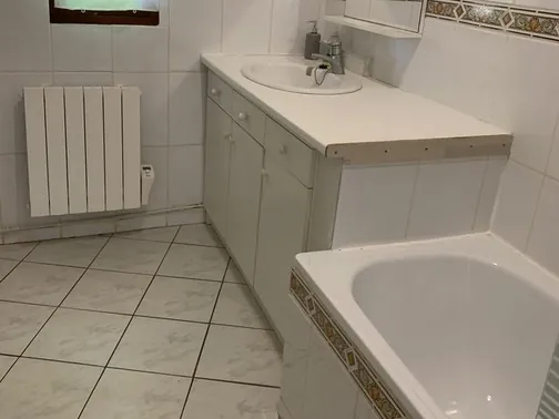 Une salle de bain des Lilas, avec baignoire