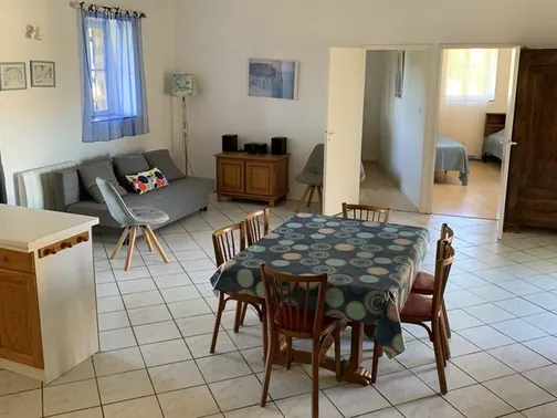Le séjour des Lilas et sa grande table