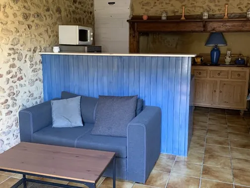 Le salon du Pigeonnier et son coin cuisine