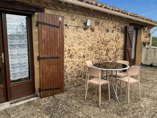 La terrasse de La Rose Trémière, sa table et ses chaises