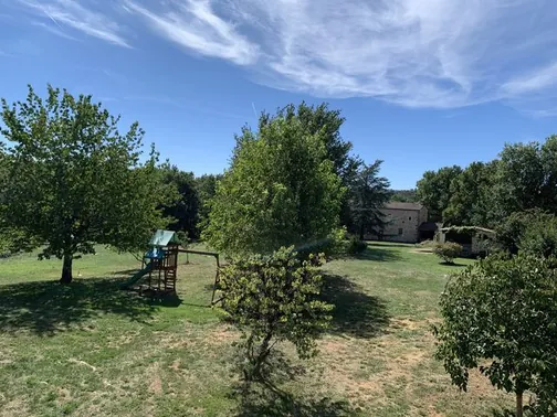 La vue sur le parc, l'aire de jeux et le hameau depuis La Rose Trémière
